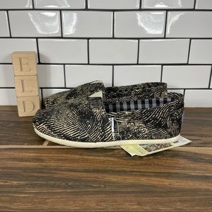 NEW TOMS Women's Black Passport Vegan Classic Slip On Shoes Size 6